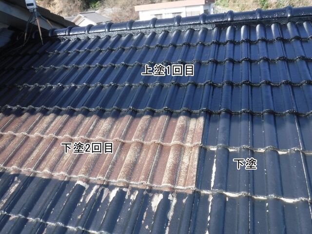 ソーラー設置跡を含む屋根の上塗り1回目の途中