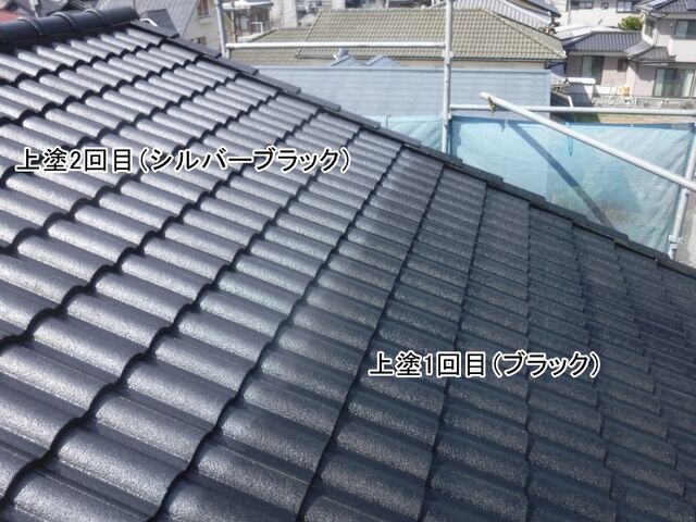 屋根の上塗1回目ブラックと2回目シルバーブラックの境目