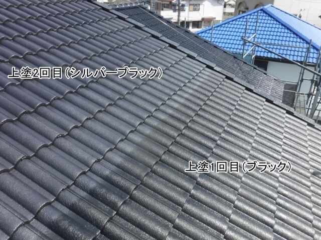 大屋根のシルバーブラック上塗2回目の塗り分け途中