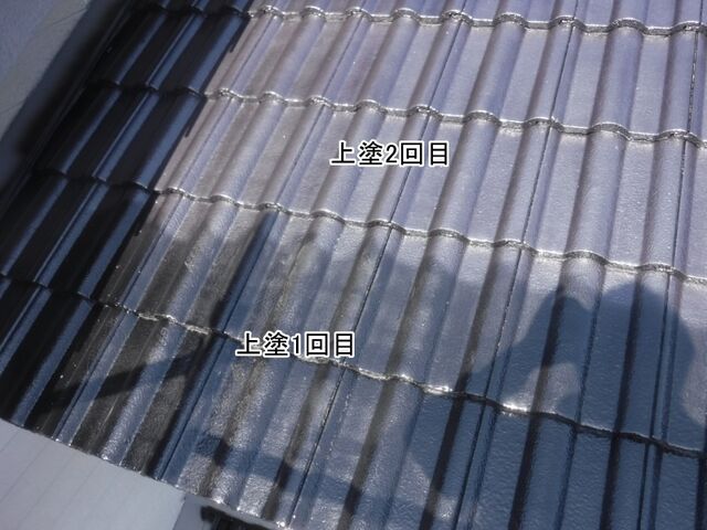 屋根上塗2回目の塗布部分と未塗布部分