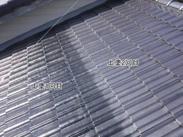 シルバーブラックで屋根上塗2回目を進めた状態