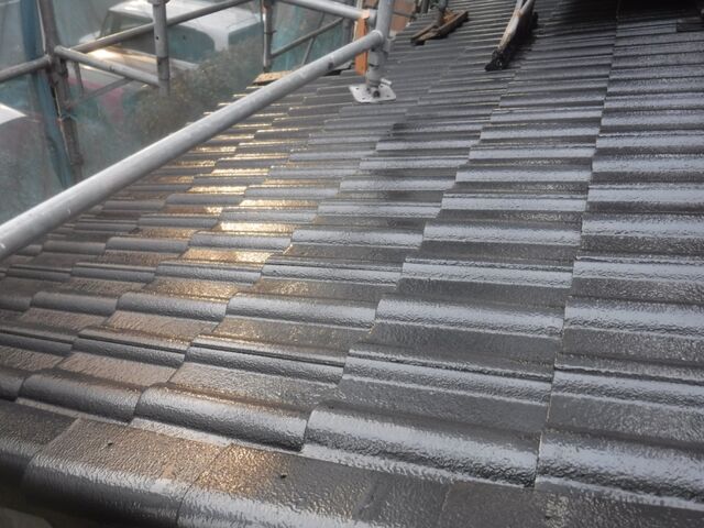 上塗2回目を終えた屋根面