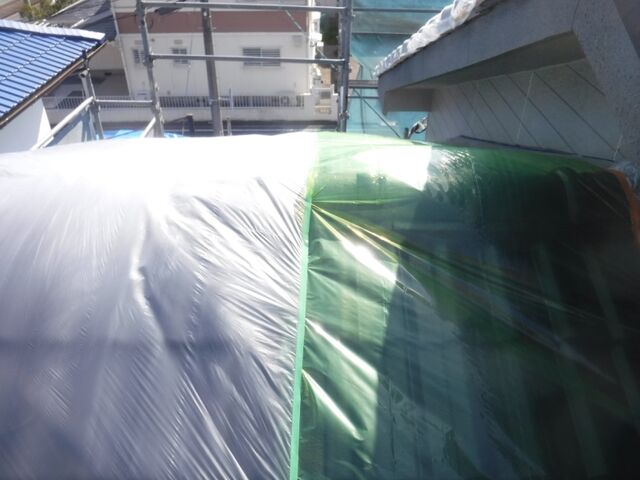 下屋根を透明と緑のビニールで養生
