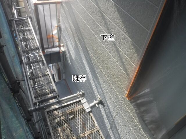 サイディング外壁の下塗済み部分と既存部分
