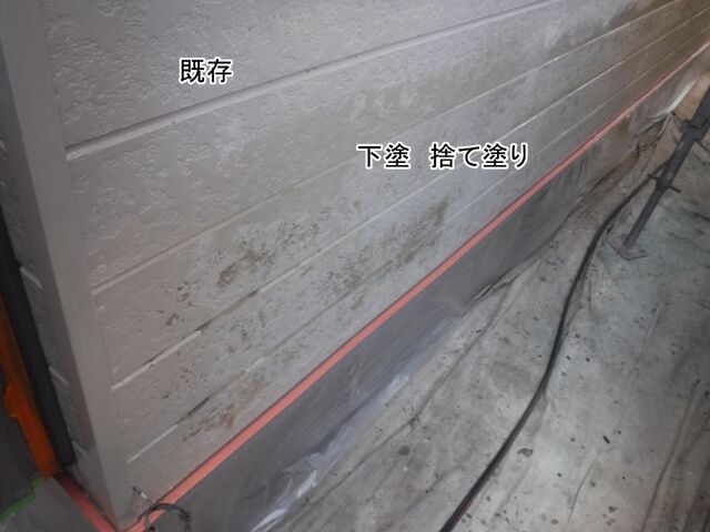 傷みの多い西面の外壁下部に下塗を追加