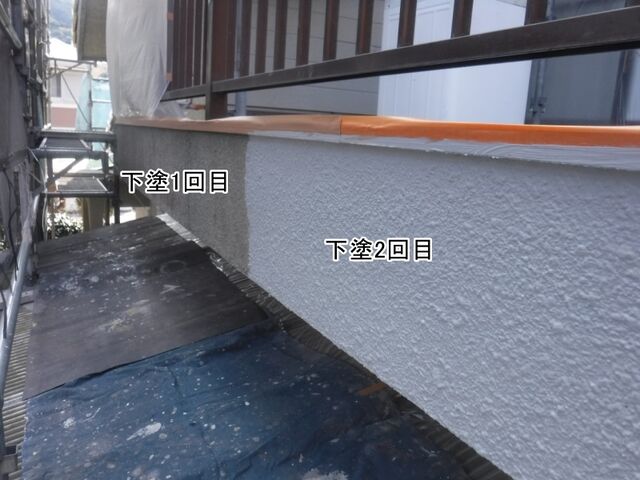 バルコニー側面のモルタル部に下塗2回目を塗布