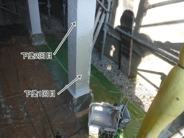 玄関のモルタル柱の下塗1回目と2回目