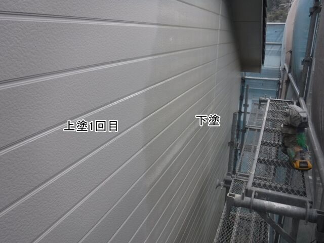 外壁の上塗り1回目と下塗り部分の塗り境