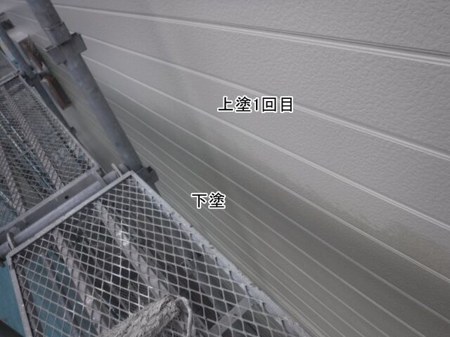 足場付近の外壁の上塗り1回目と下塗り部分