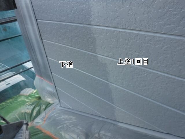開口部脇の外壁の下塗りと上塗り1回目の比較