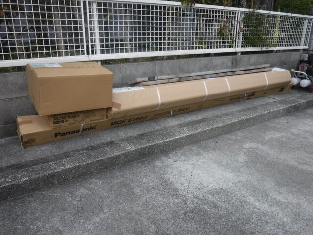 現場に届いた雨樋部材の梱包