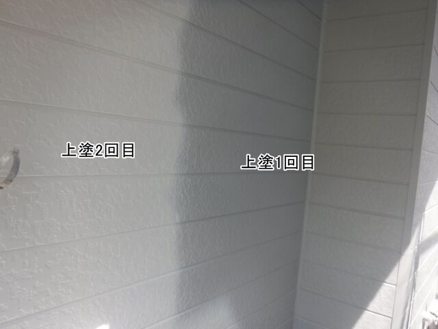 外壁入隅の上塗り2回目と1回目の塗り境