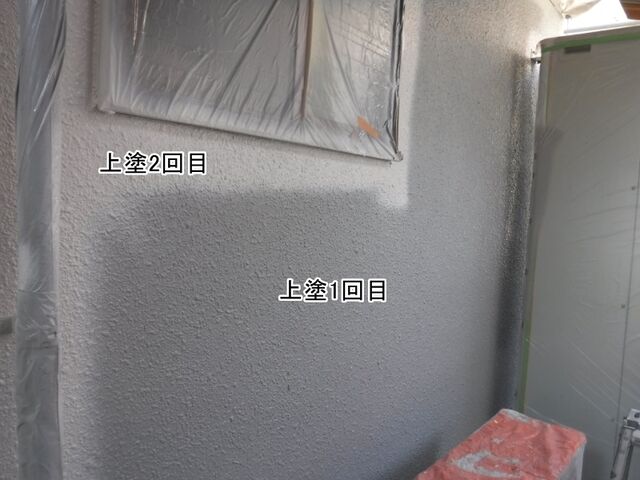 養生した窓下の外壁の上塗り2回目と1回目