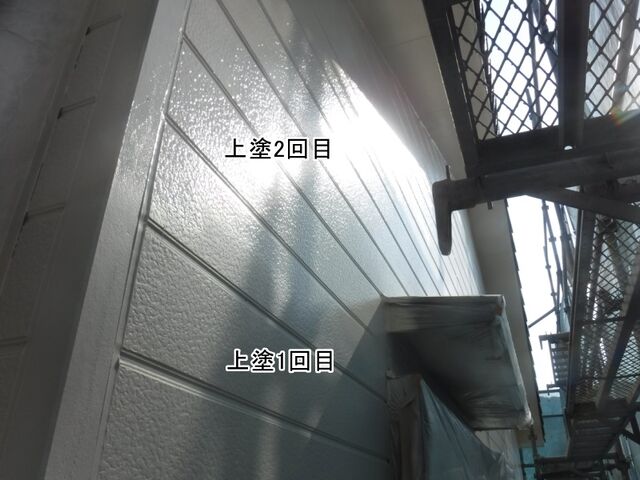 光が当たる外壁の上塗り2回目と1回目の比較