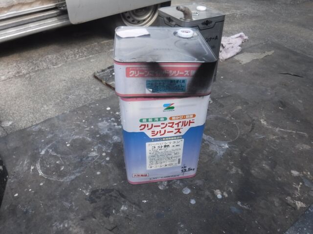 付帯部分の仕上げに使用する塗料缶