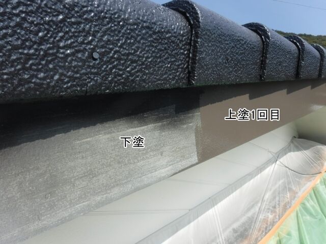 瓦の下の破風板の下塗りと上塗り1回目