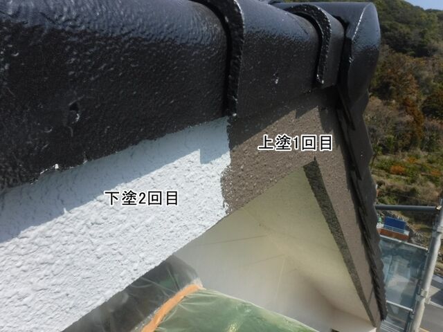 凹凸のある破風部分の下塗り2回目と上塗り1回目