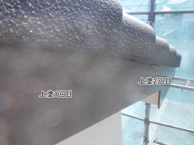 軒先の鼻隠し板の上塗り1回目と2回目
