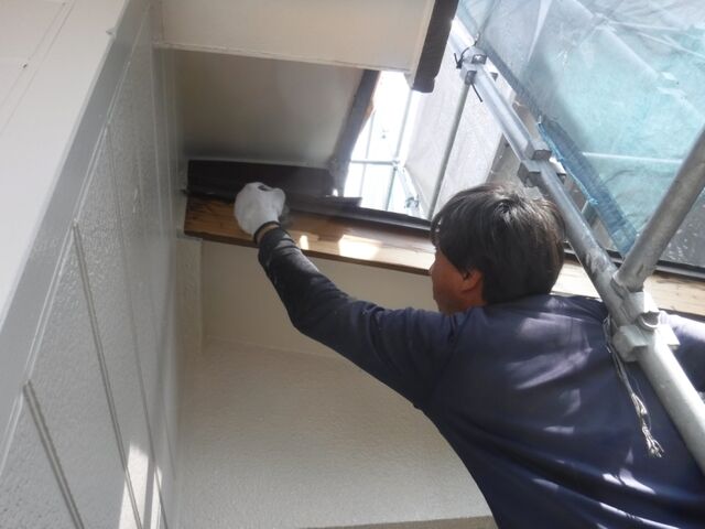木製の破風板に上塗り1回目を塗る作業