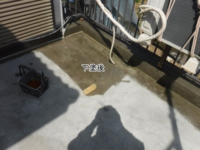 バルコニー床と立ち上がりへの下塗り