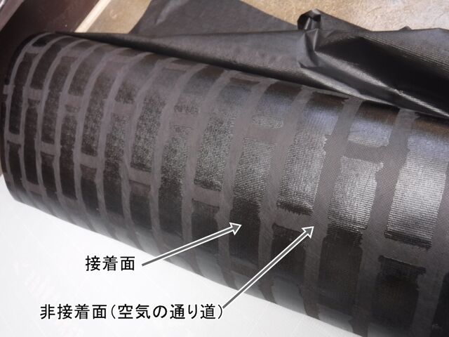 通気緩衝シート裏面の接着面と空気の通り道