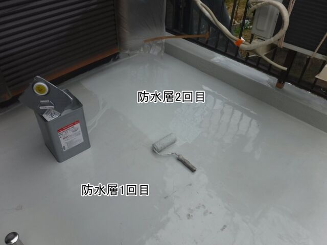 バルコニー床のウレタン防水2回目の塗布途中