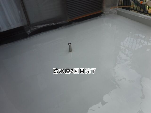 ウレタン防水2回目を塗布し終えたバルコニー床