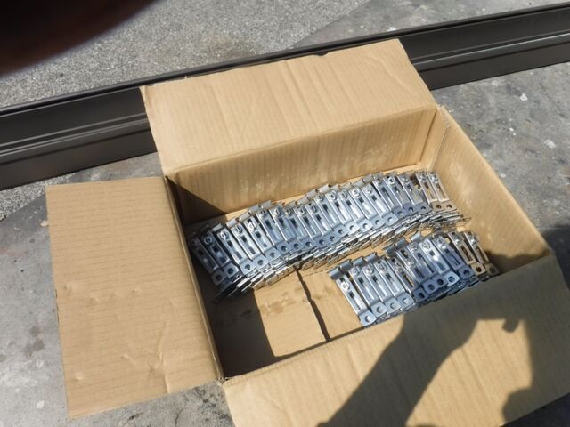 雨樋取り付け用の金具と軒樋