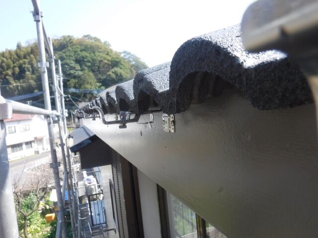 軒先に並べて取り付けた雨樋金具