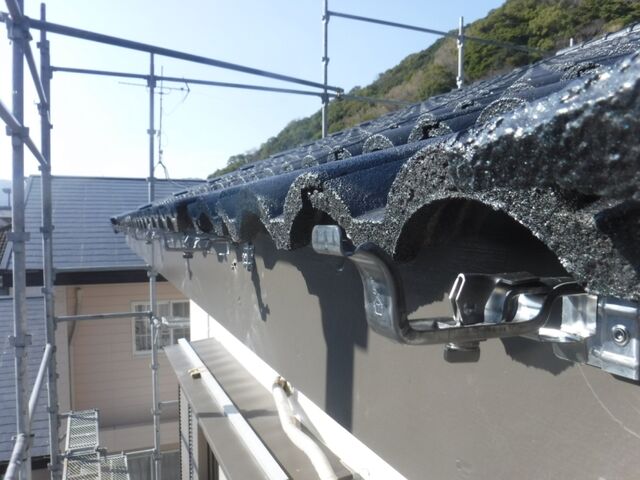 取り付けが完了した軒先の雨樋金具