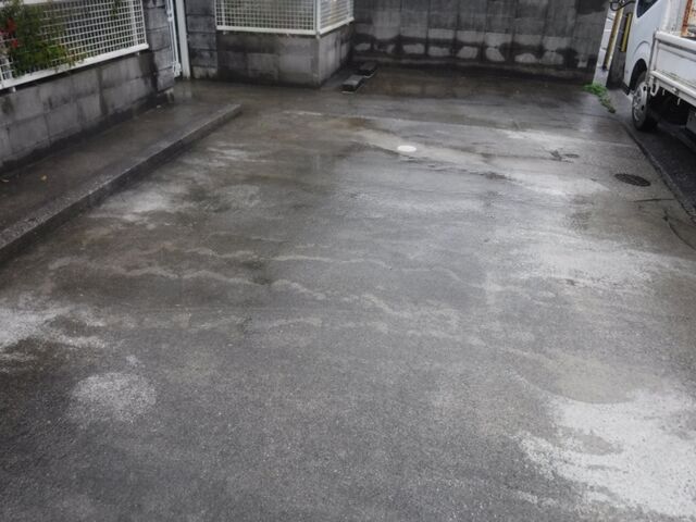 洗浄前の駐車場のコンクリート土間
