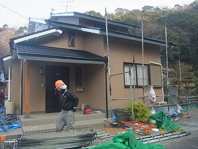 水性シリコン塗装の施工直後、足場を解体中の住宅