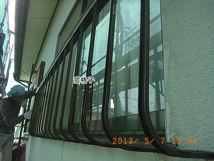 外壁塗装のために窓格子を取り外す作業
